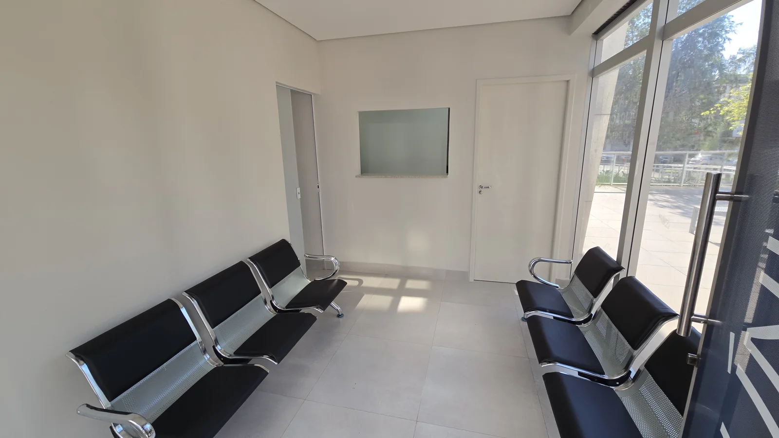 Área de espera com assentos junto à entrada da unidade