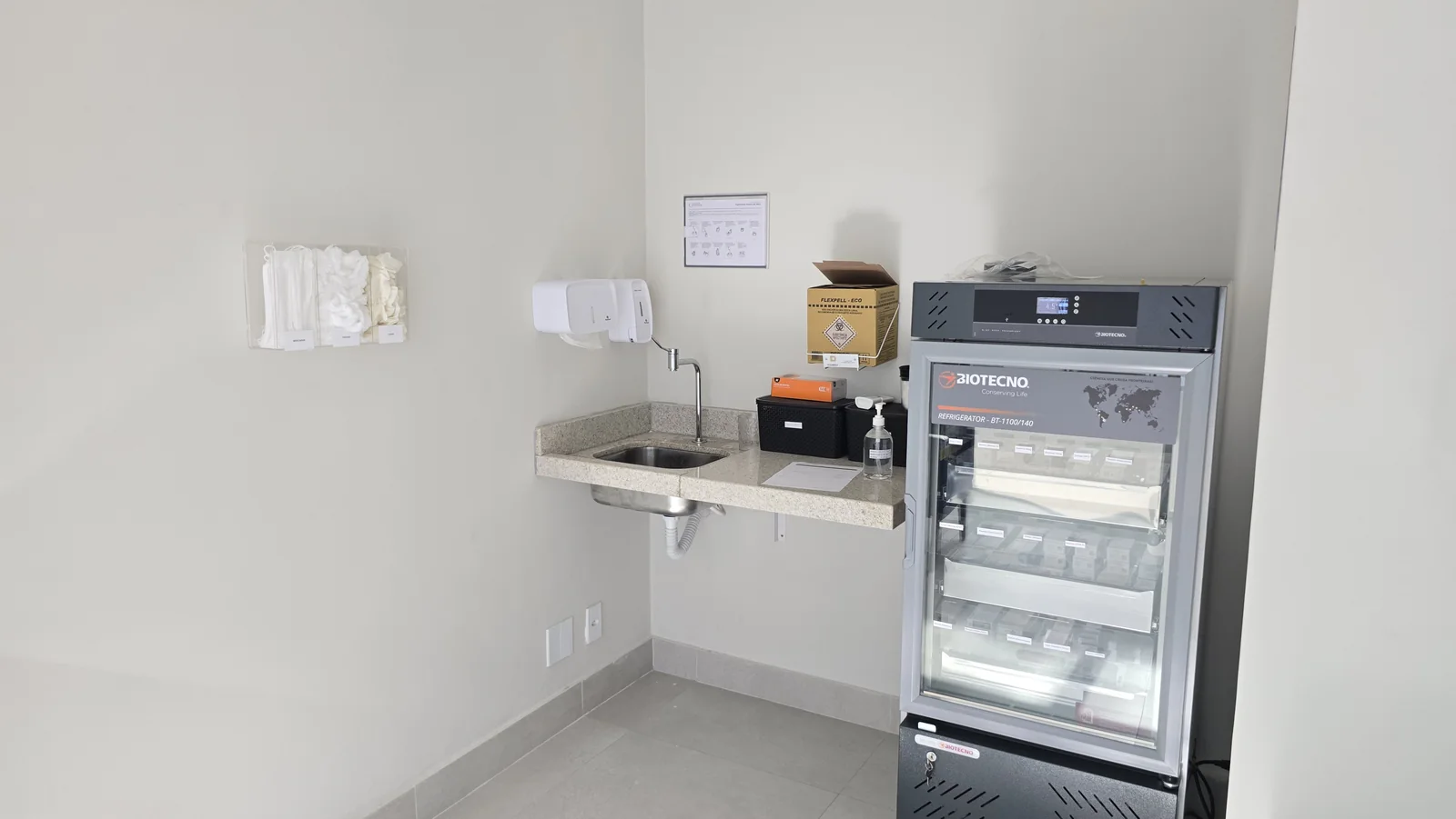 Bancada com pia e equipamento de refrigeração na sala